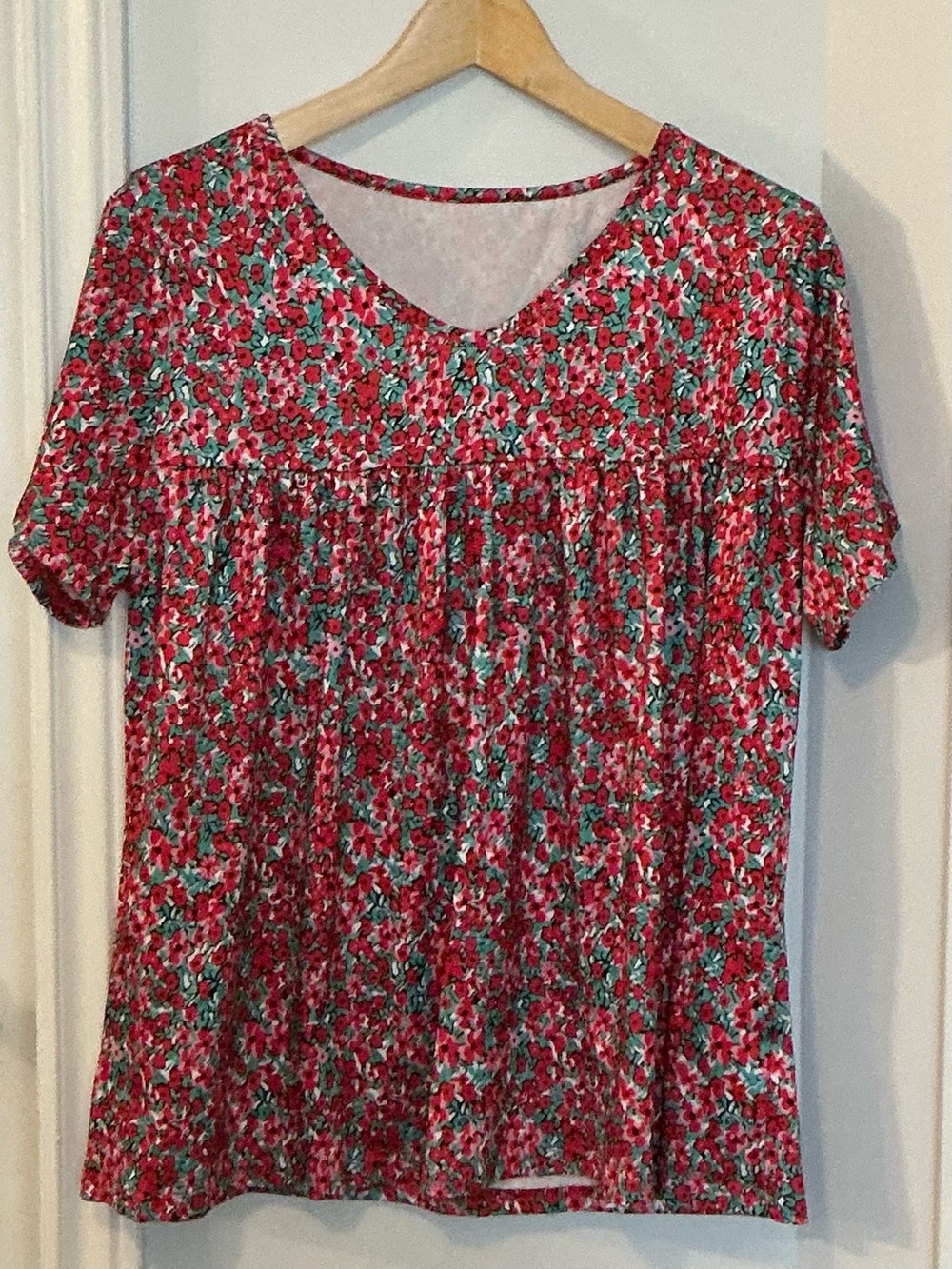 SHEIN Red Floral Short Sleeve V-Neck Blouse